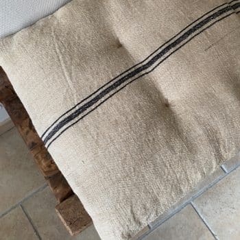 Matelas confectionné en ancien sac de chanvre — lignes noires — 51 x 124 cm