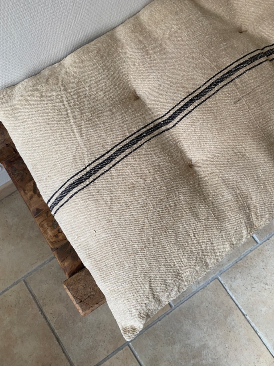 Matelas confectionné en ancien sac de chanvre — lignes noires — 51 x 124 cm – Image 2