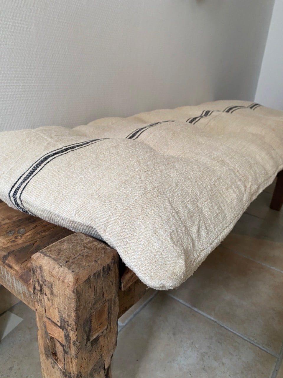 Matelas confectionné en ancien sac de chanvre — lignes noires — 51 x 124 cm – Image 4