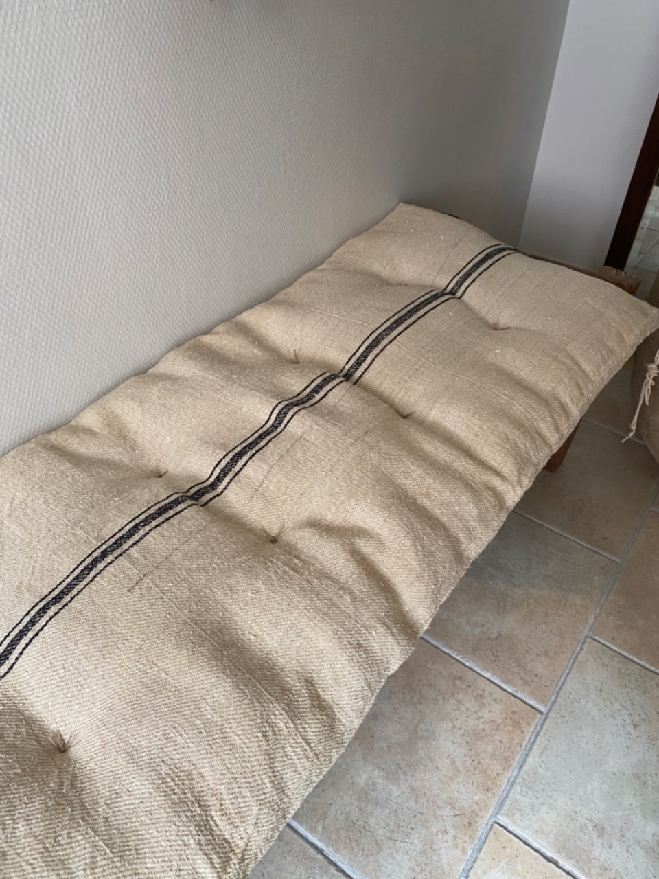 Matelas confectionné en ancien sac de chanvre — lignes noires — 51 x 124 cm – Image 3