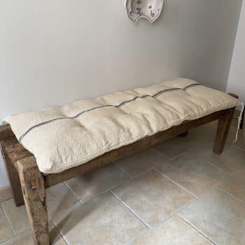 Matelas confectionné en ancien sac de chanvre — lignes noires — 51 x 124 cm