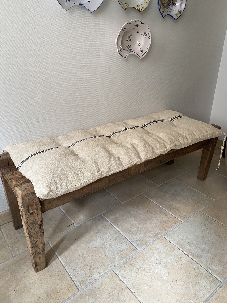 Matelas confectionné en ancien sac de chanvre — lignes noires — 51 x 124 cm