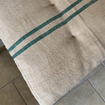 Matelas confectionné en ancien sac de chanvre — lignes vertes — 51 x 137 cm