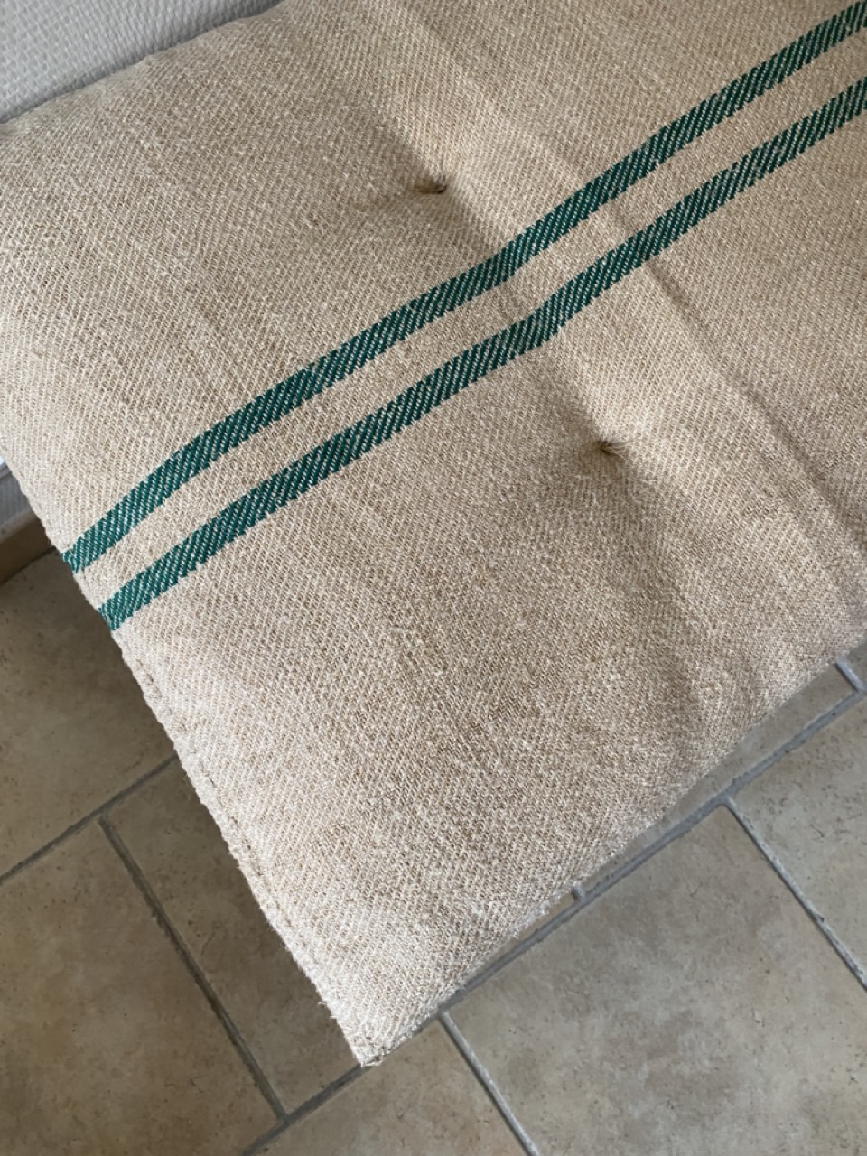 Matelas confectionné en ancien sac de chanvre — lignes vertes — 51 x 137 cm