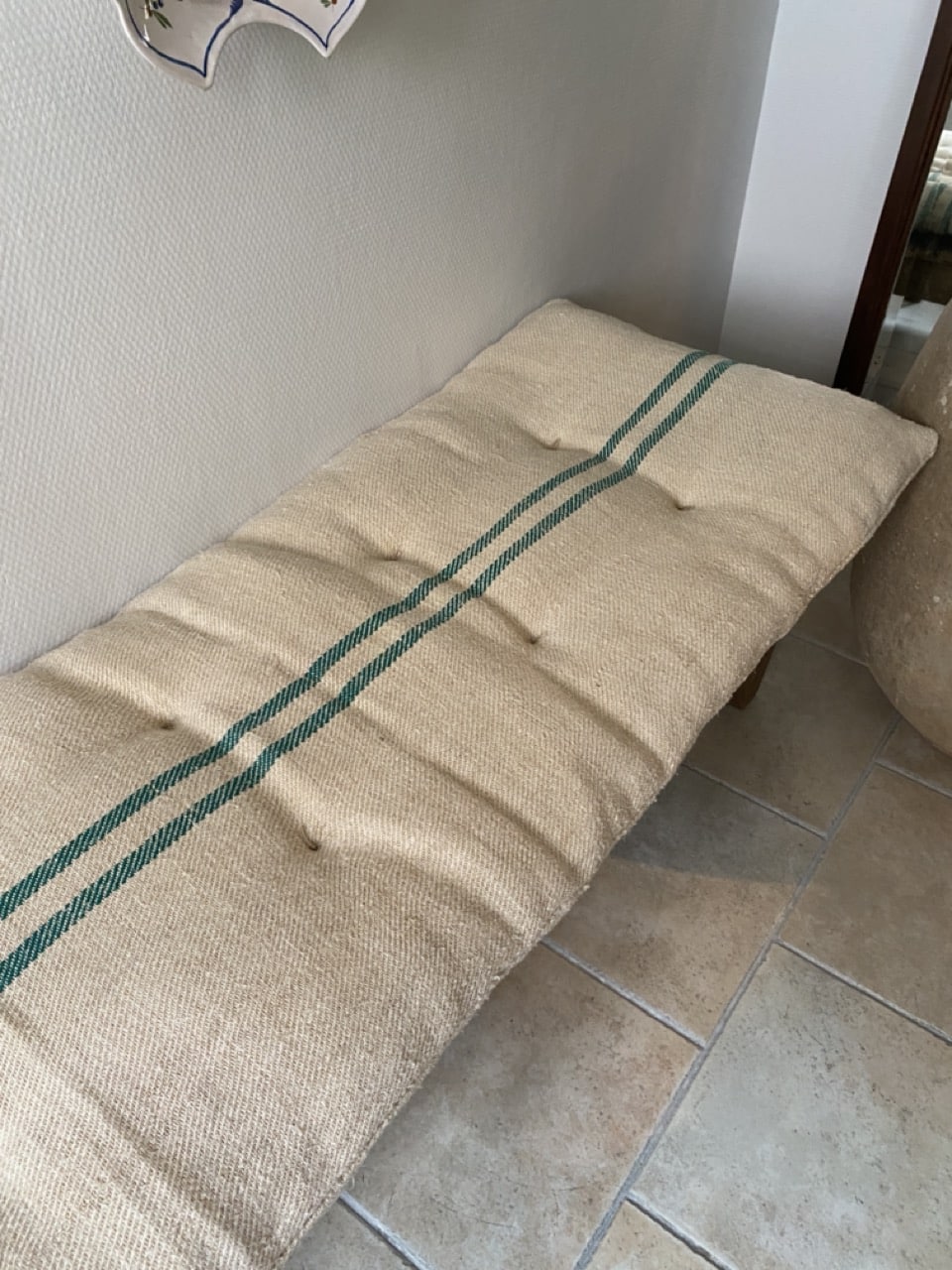 Matelas confectionné en ancien sac de chanvre — lignes vertes — 51 x 137 cm – Image 3