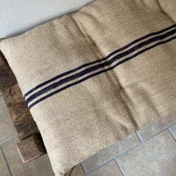Matelas confectionné en ancien sac de chanvre — lignes noires — 52 x 121 cm