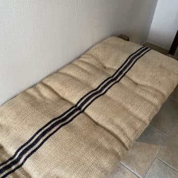 Matelas confectionné en ancien sac de chanvre — lignes noires — 52 x 121 cm