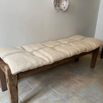 Matelas confectionné en ancien sac de chanvre — lignes vertes — 52 x 131 cm