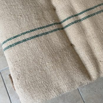 Matelas confectionné en ancien sac de chanvre — lignes vertes — 52 x 131 cm