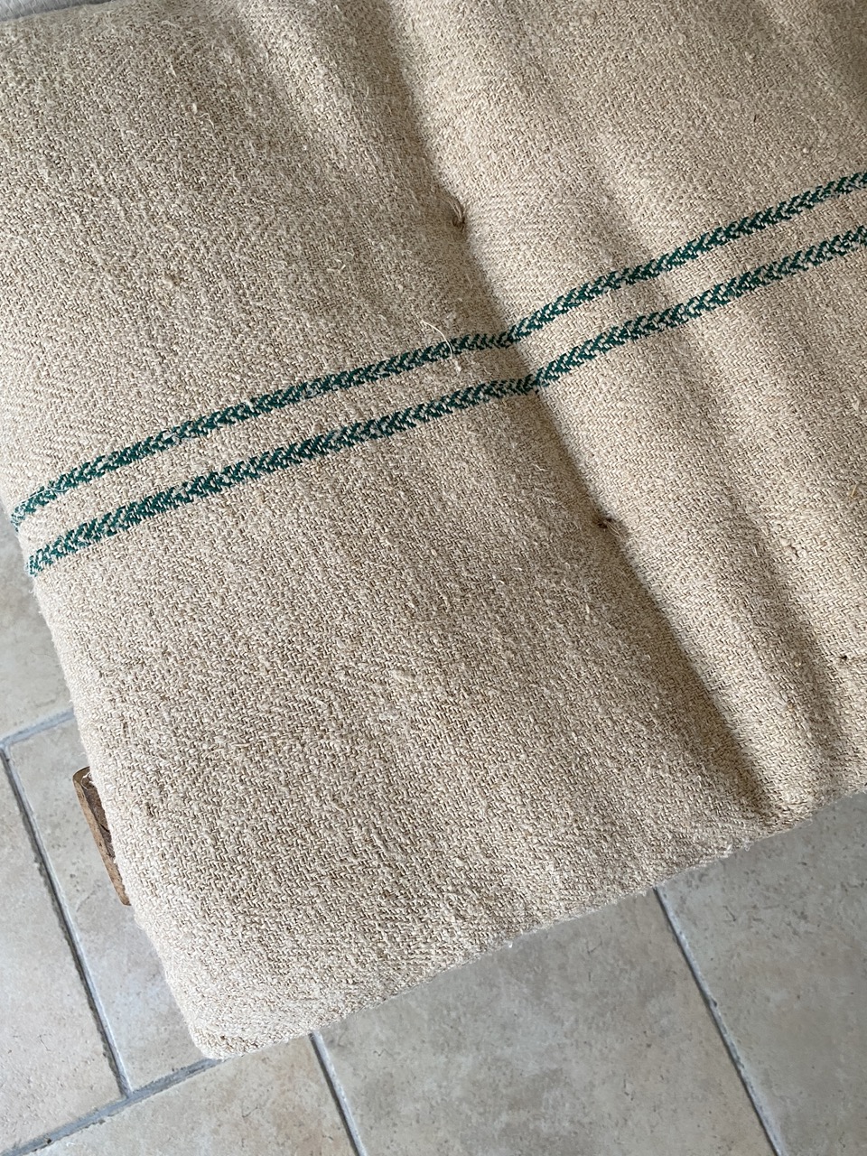 Matelas confectionné en ancien sac de chanvre — lignes vertes — 52 x 131 cm