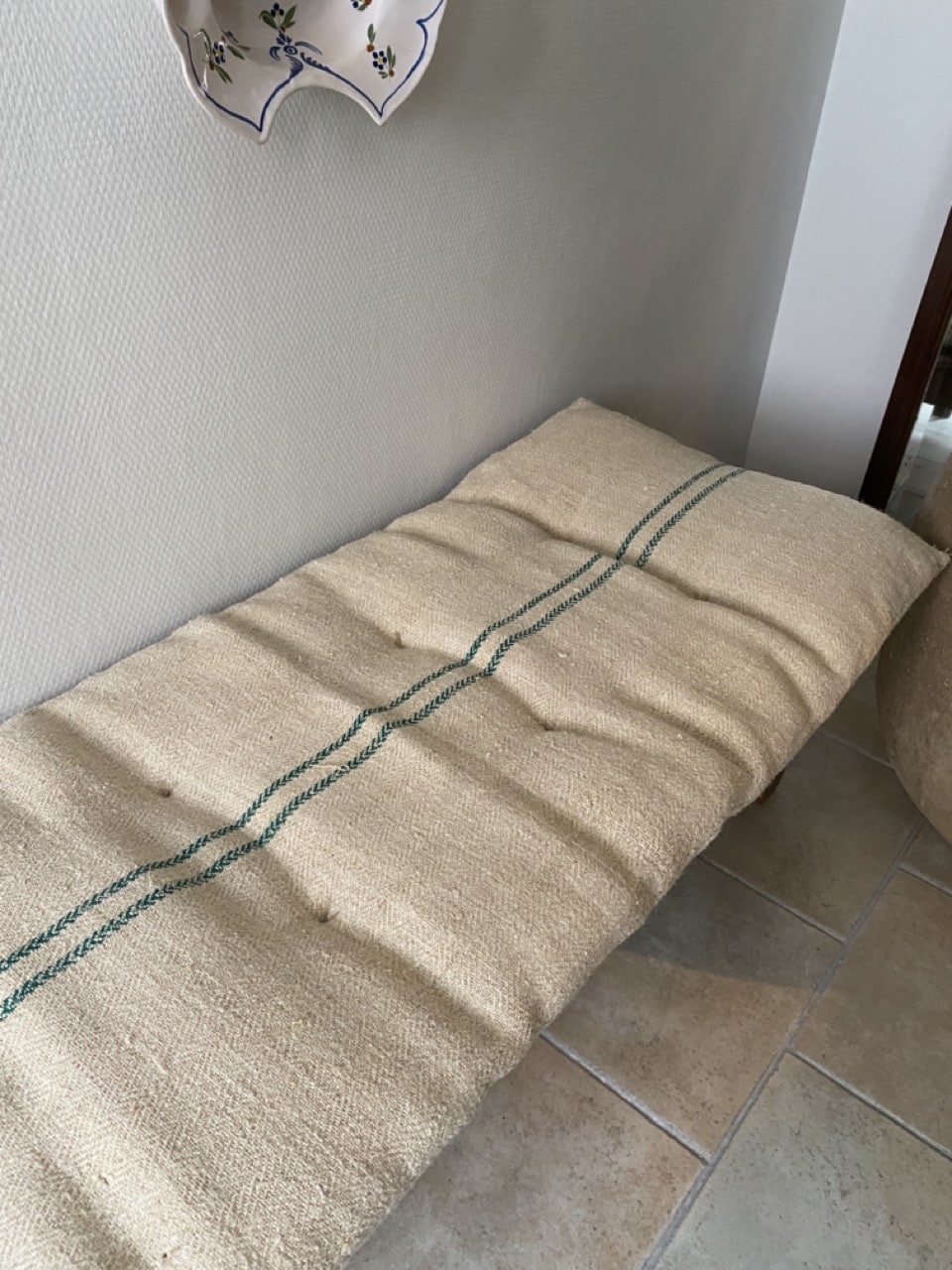 Matelas confectionné en ancien sac de chanvre — lignes vertes — 52 x 131 cm – Image 3