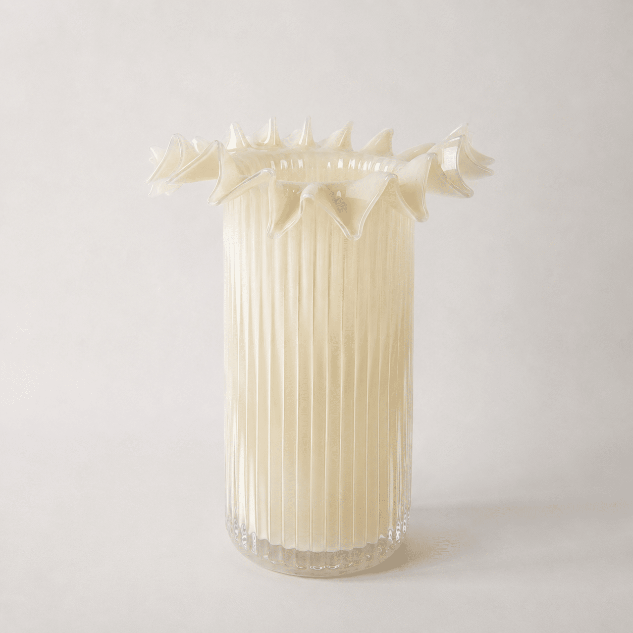 Vase « Froufrou » beige opalin