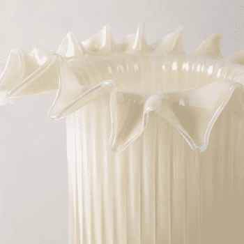 Vase « Froufrou » beige opalin