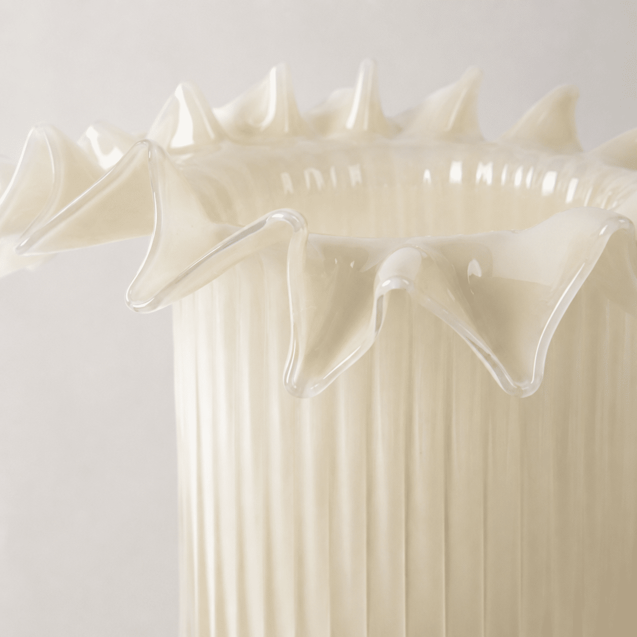 Vase « Froufrou » beige opalin – Image 2