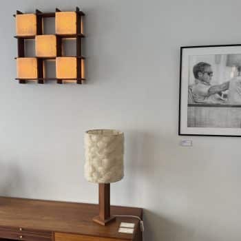 Grande applique murale en teck et Perspex – travail français, circa 1955-1965