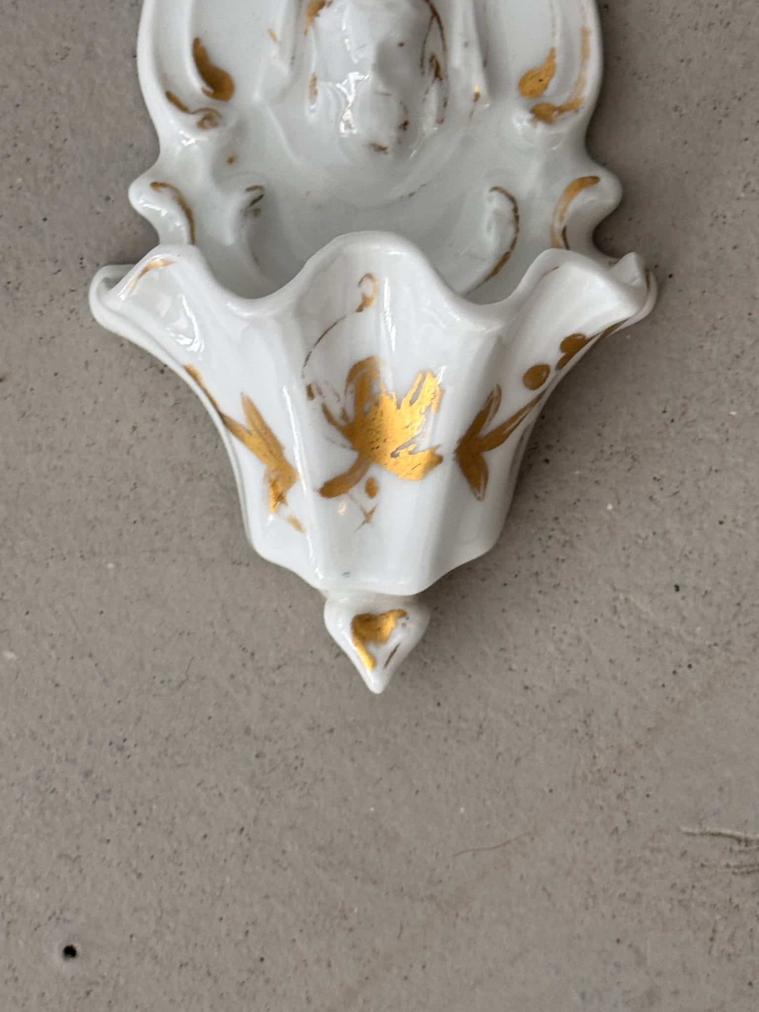 Bénitier ancien en porcelaine – Image 3