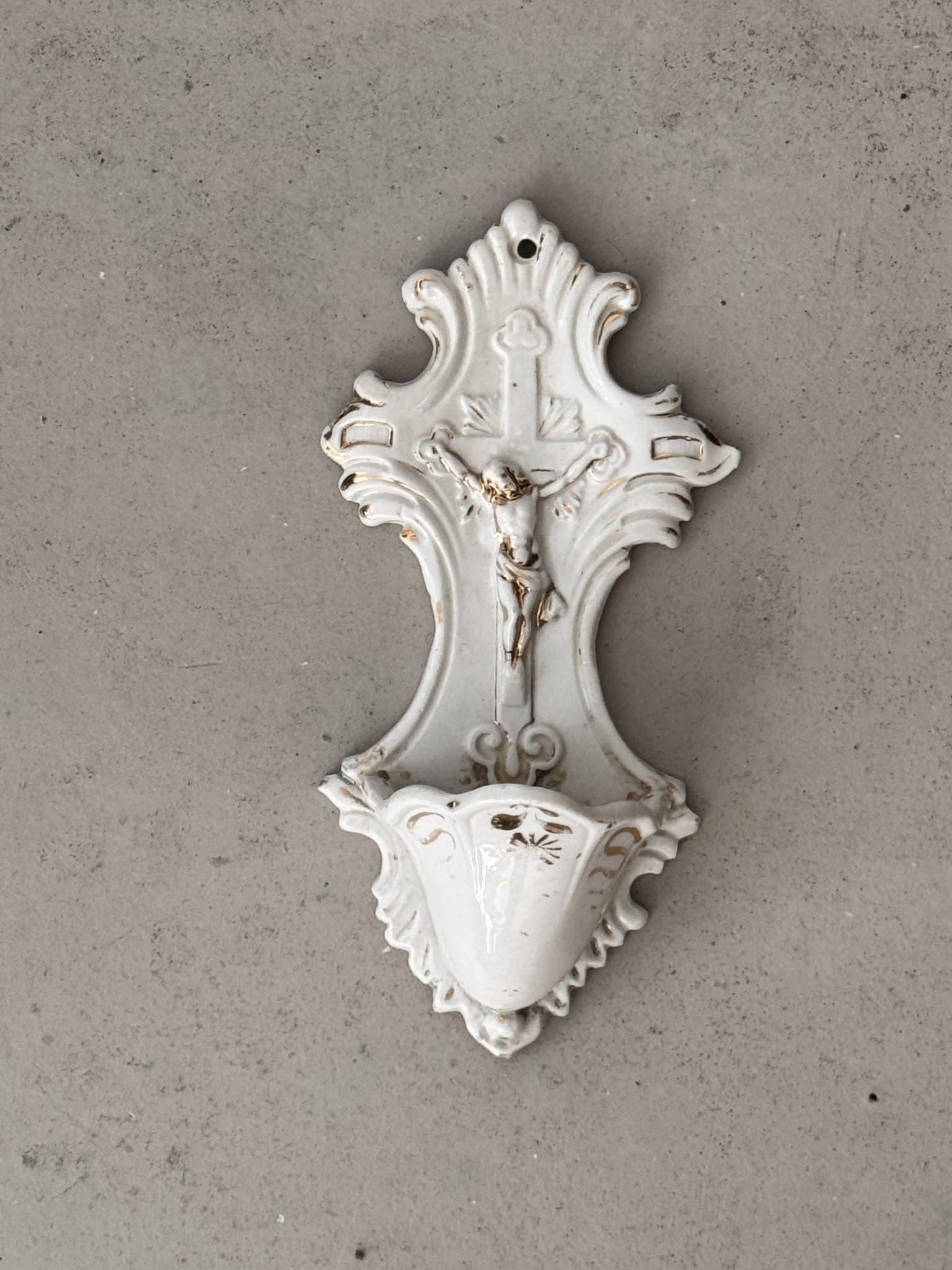 Bénitier ancien en porcelaine