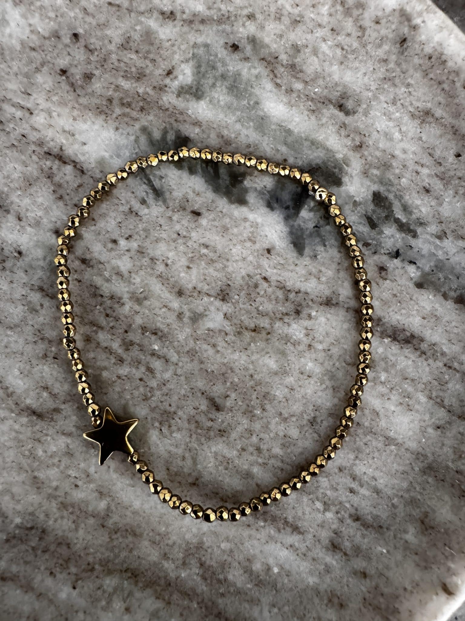 Bracelet Brigitte Hématite dorée • Le monde est stone – Image 7