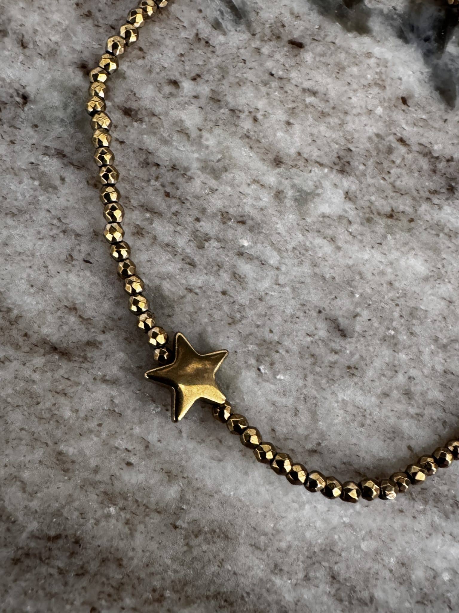 Bracelet Brigitte Hématite dorée • Le monde est stone – Image 6