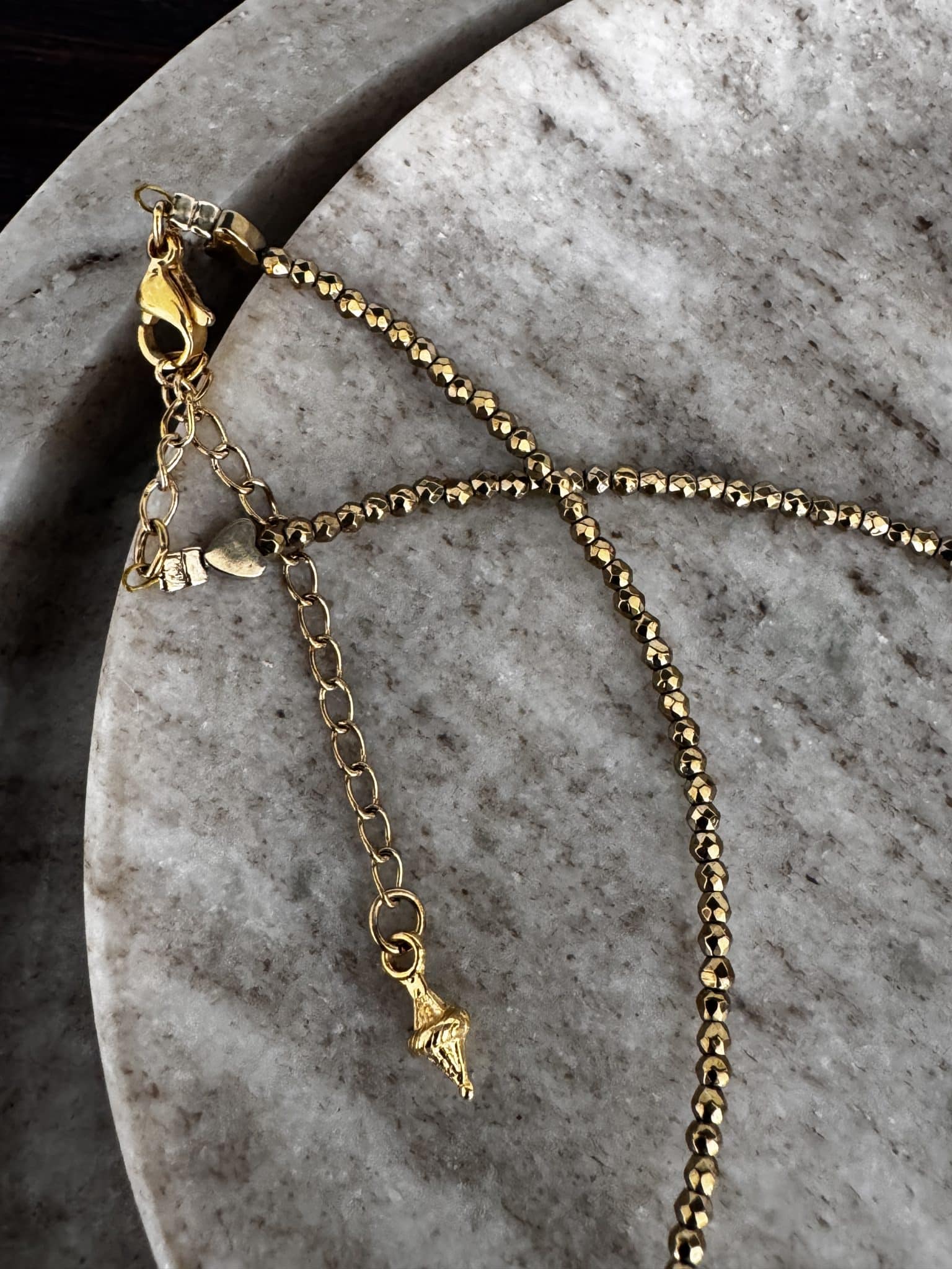 Collier Croix Nacre • Le monde est stone – Image 4
