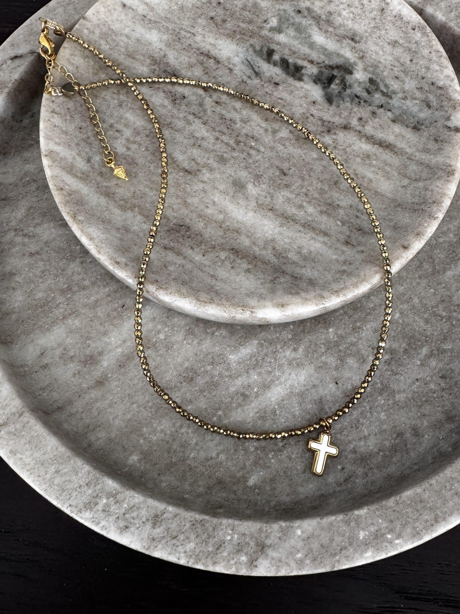Collier Croix Nacre • Le monde est stone – Image 3