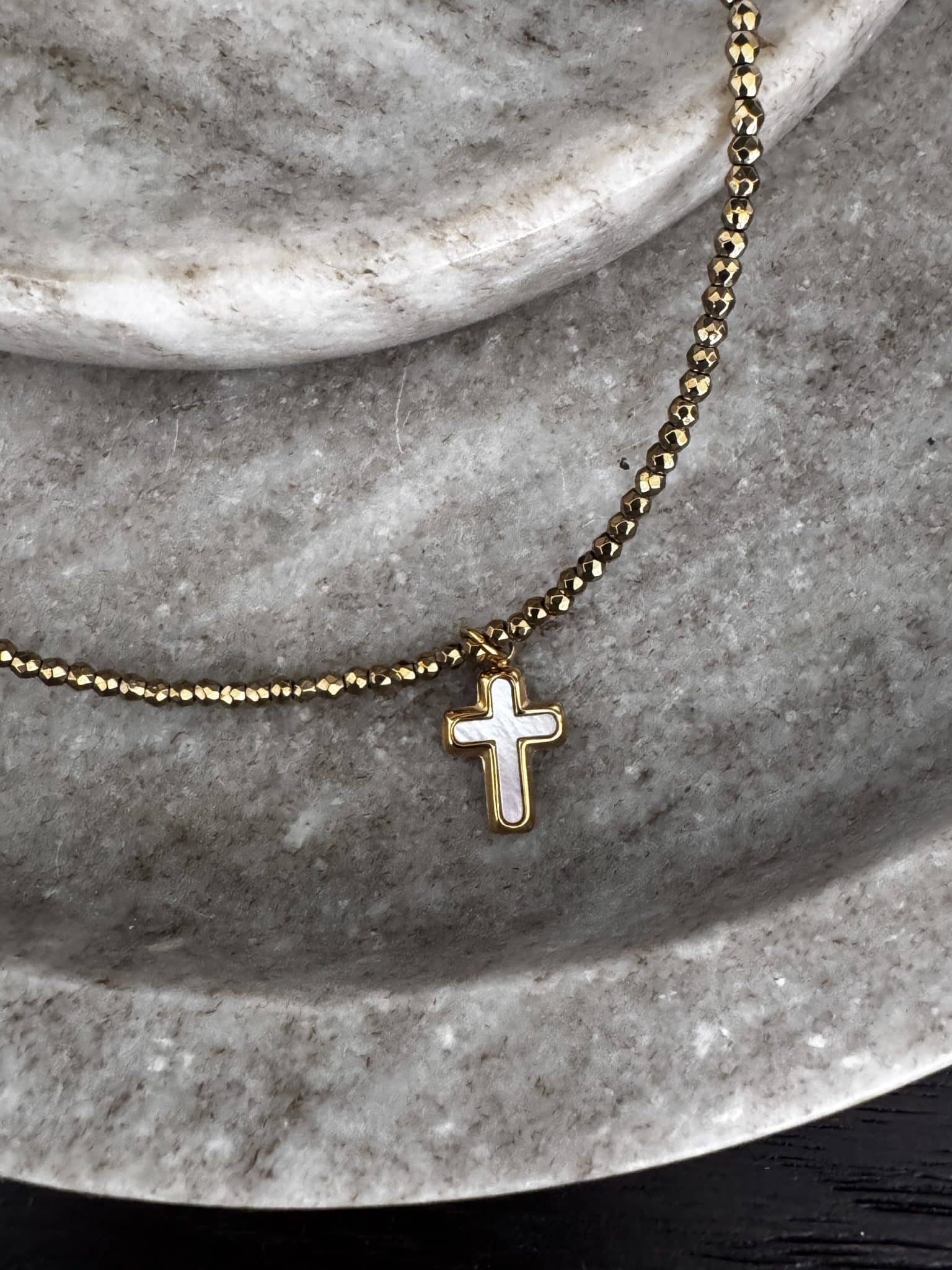 Collier Croix Nacre • Le monde est stone – Image 2