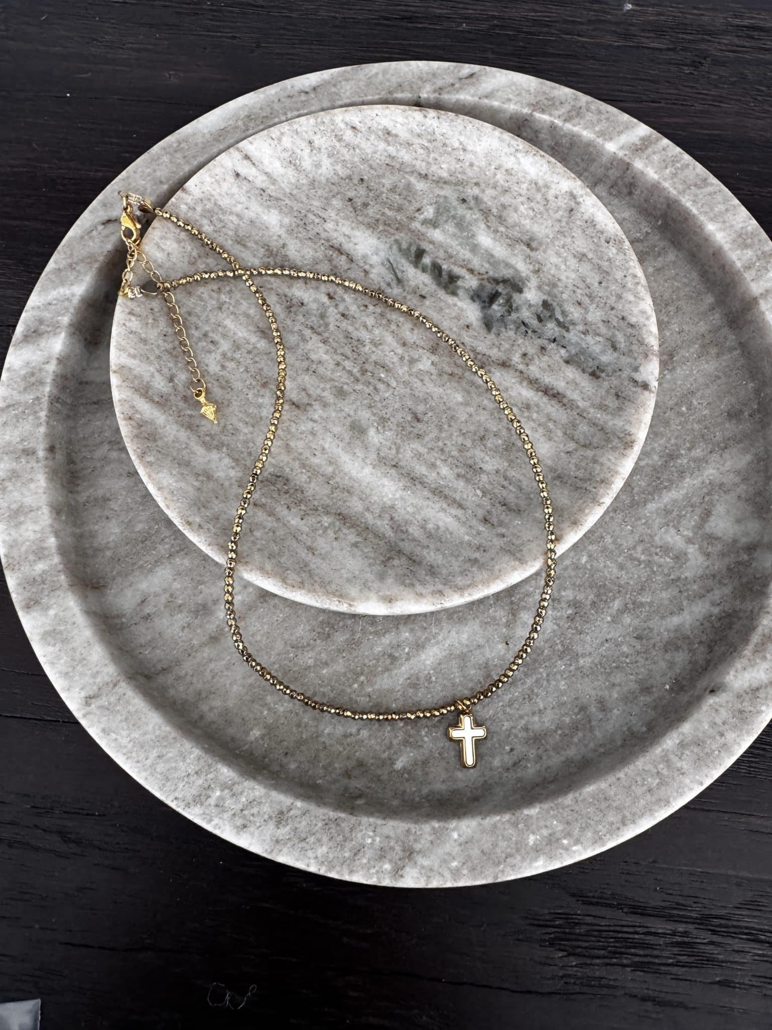 Collier Croix Nacre • Le monde est stone