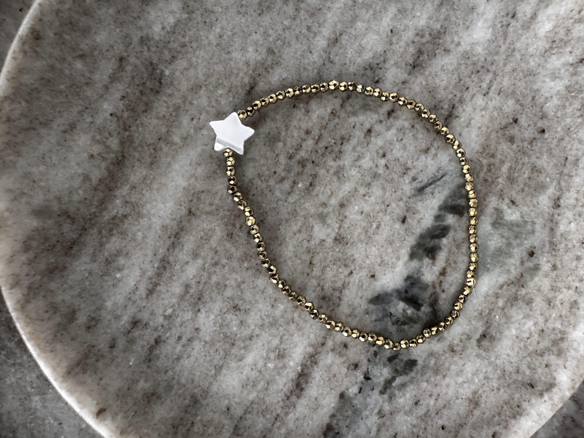 Bracelet Brigitte Hématite dorée & Nacre • Le monde est stone – Image 7