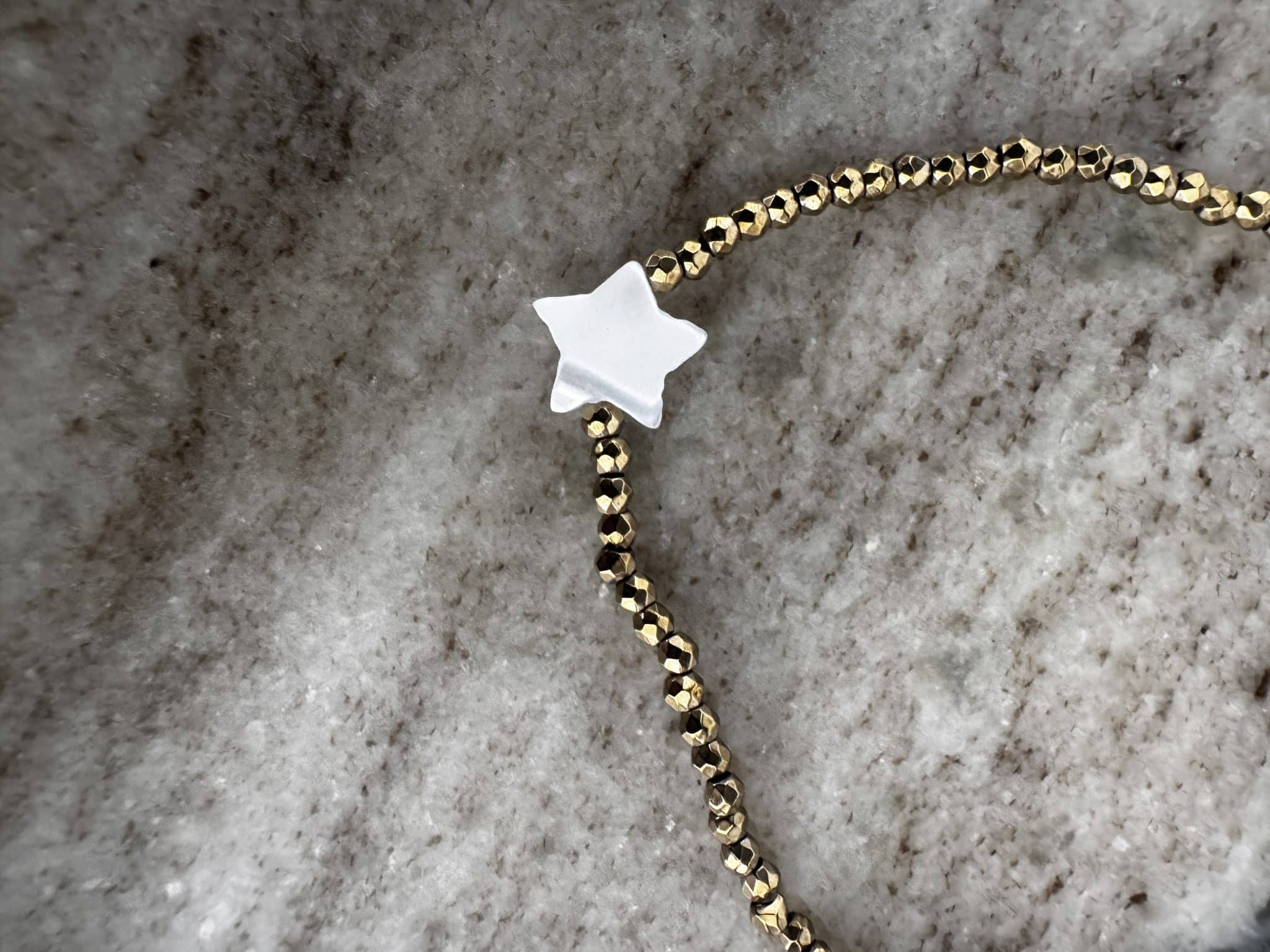 Bracelet Brigitte Hématite dorée & Nacre • Le monde est stone – Image 8