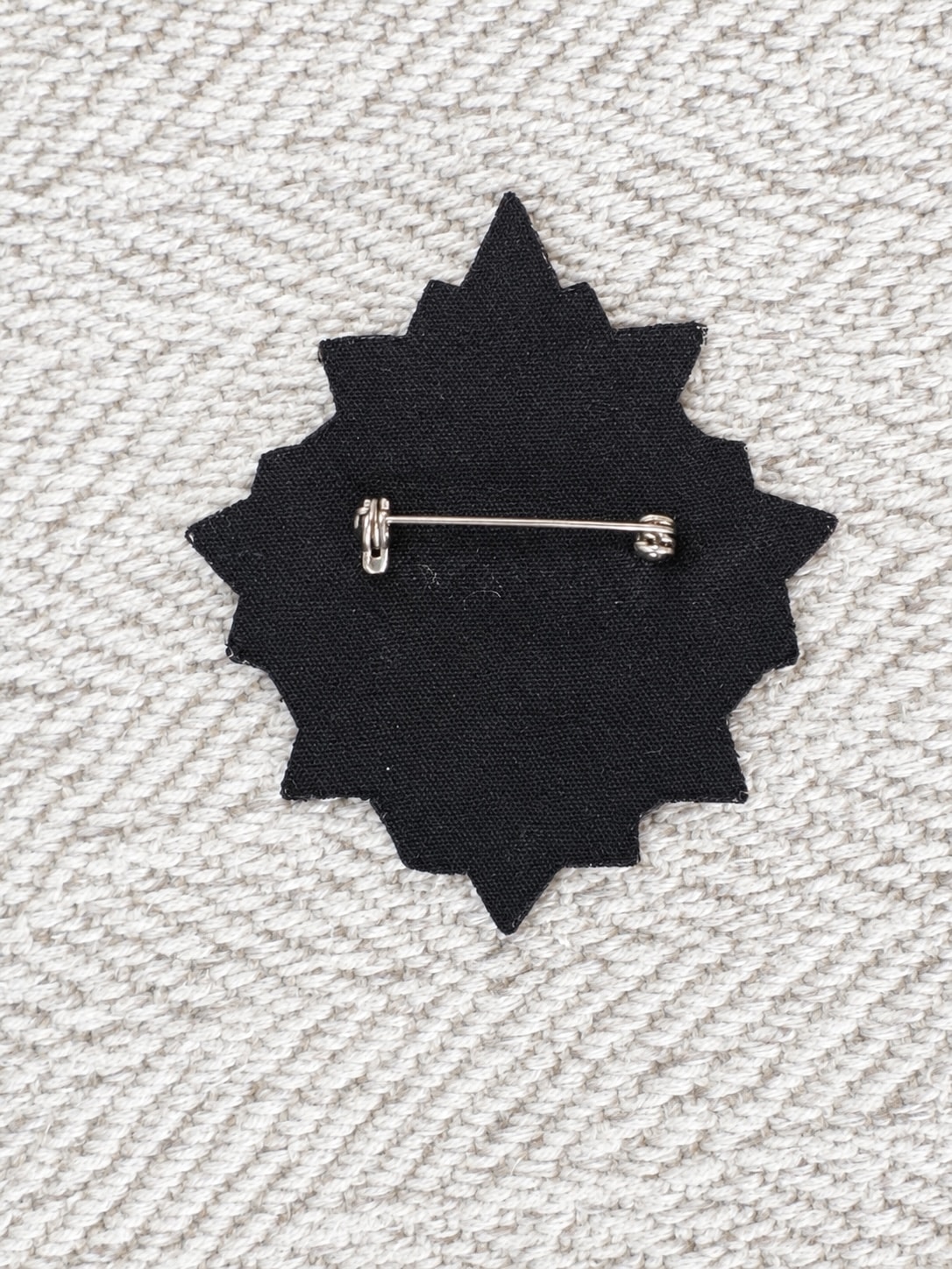 Broche brodée "Cœur et oeil " – Image 2