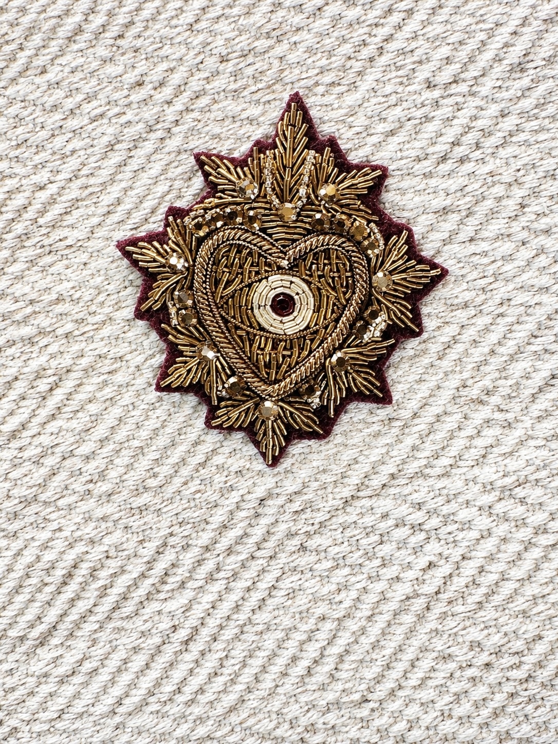 Broche brodée "Cœur et oeil "