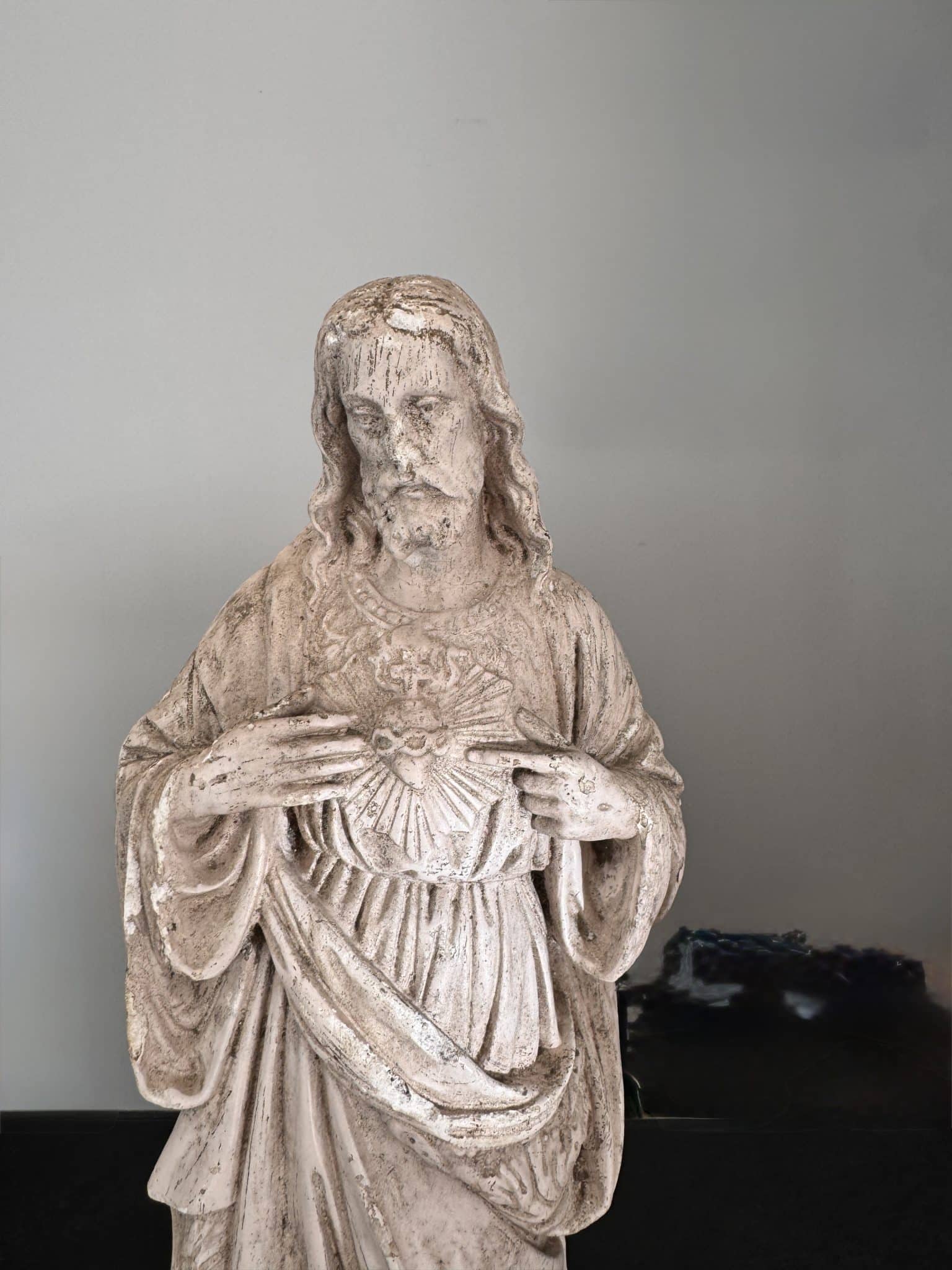 Statue ancienne du Sacré-Cœur de Jésus en plâtre – Image 2
