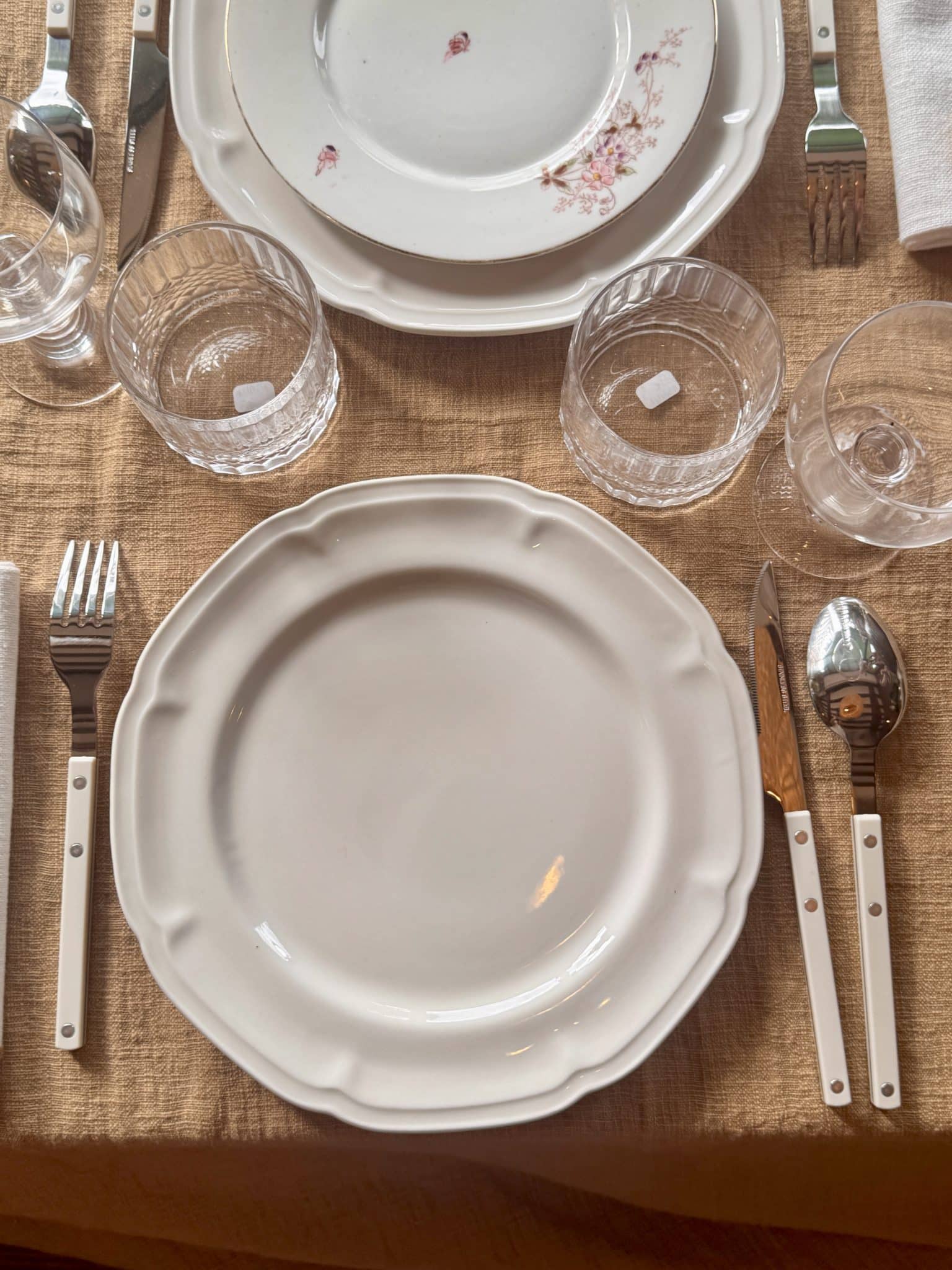 Assiette plate blanche à l’ancienne (2 tailles)