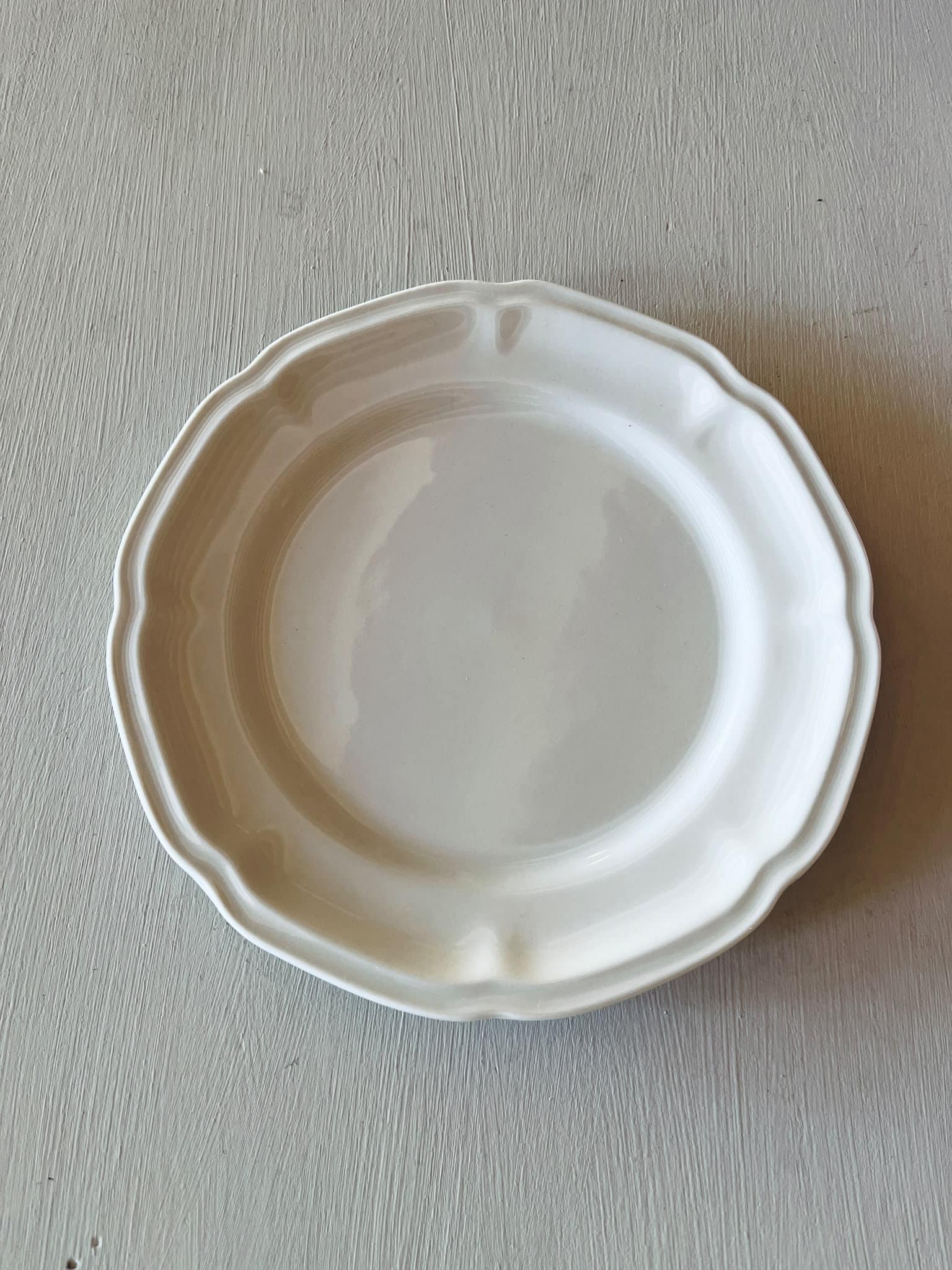 Assiette plate blanche à l’ancienne (2 tailles) – Image 3
