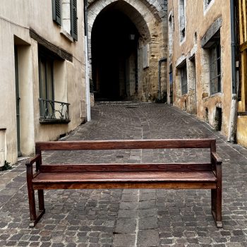 Banc ancien en bois à dossier et accoudoirs