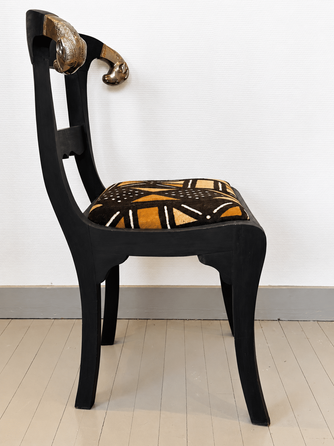 Chaise ancienne en bois noir patiné, tissu africain et têtes de bélier – Image 3