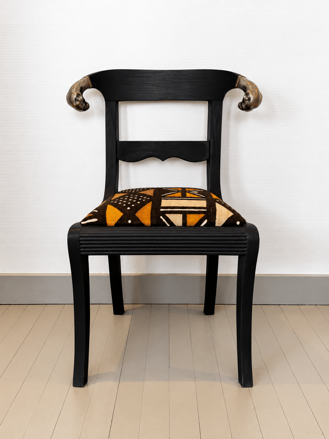 Chaise ancienne en bois noir patiné, tissu africain et têtes de bélier – Image 6