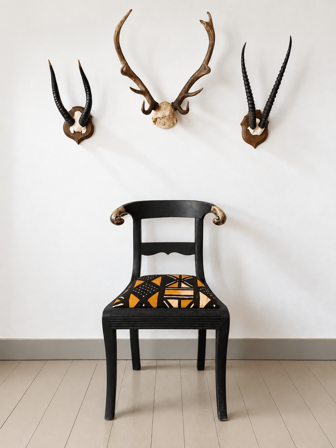 Chaise ancienne en bois noir patiné, tissu africain et têtes de bélier – Image 7