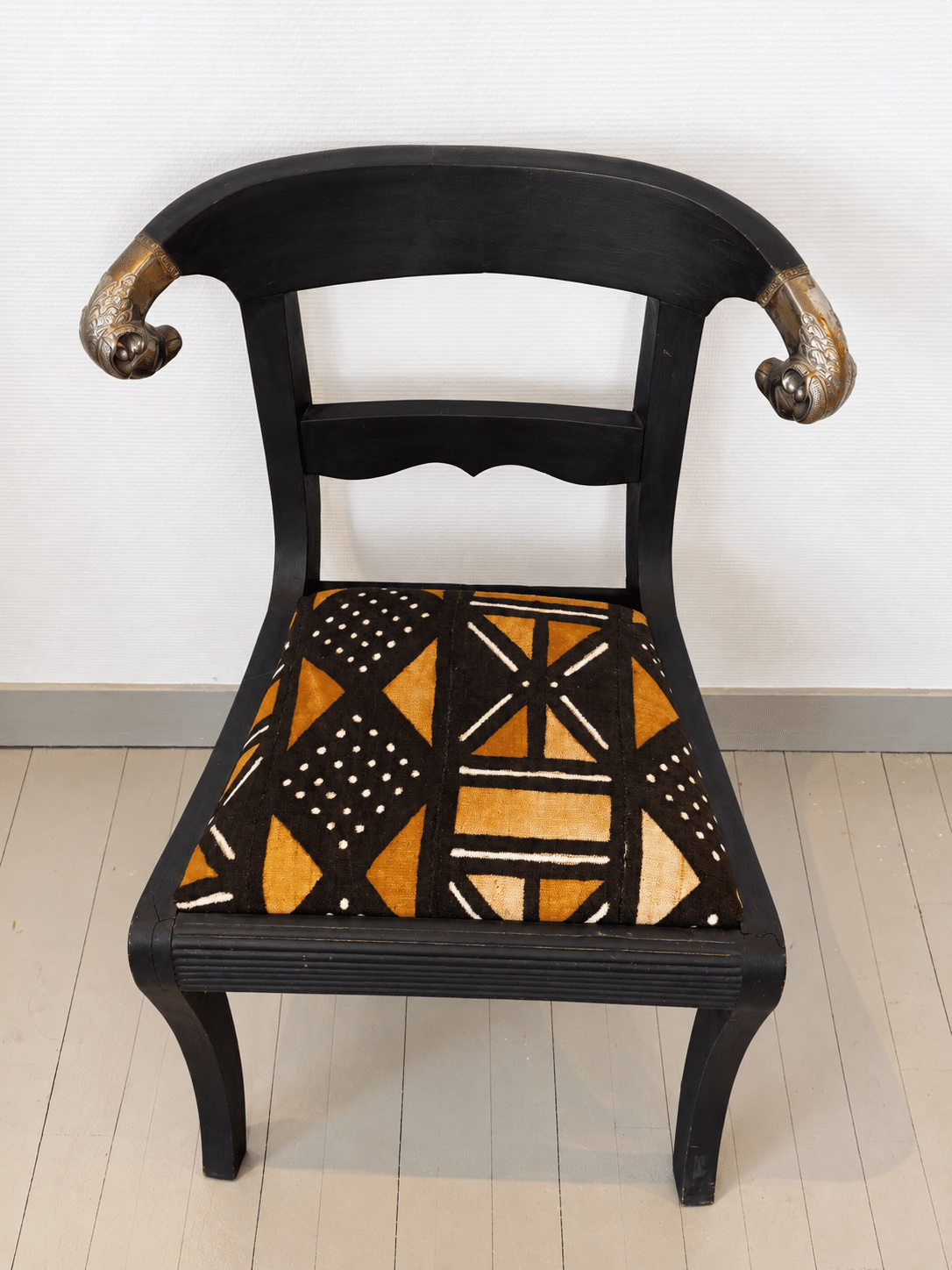 Chaise ancienne en bois noir patiné, tissu africain et têtes de bélier – Image 5