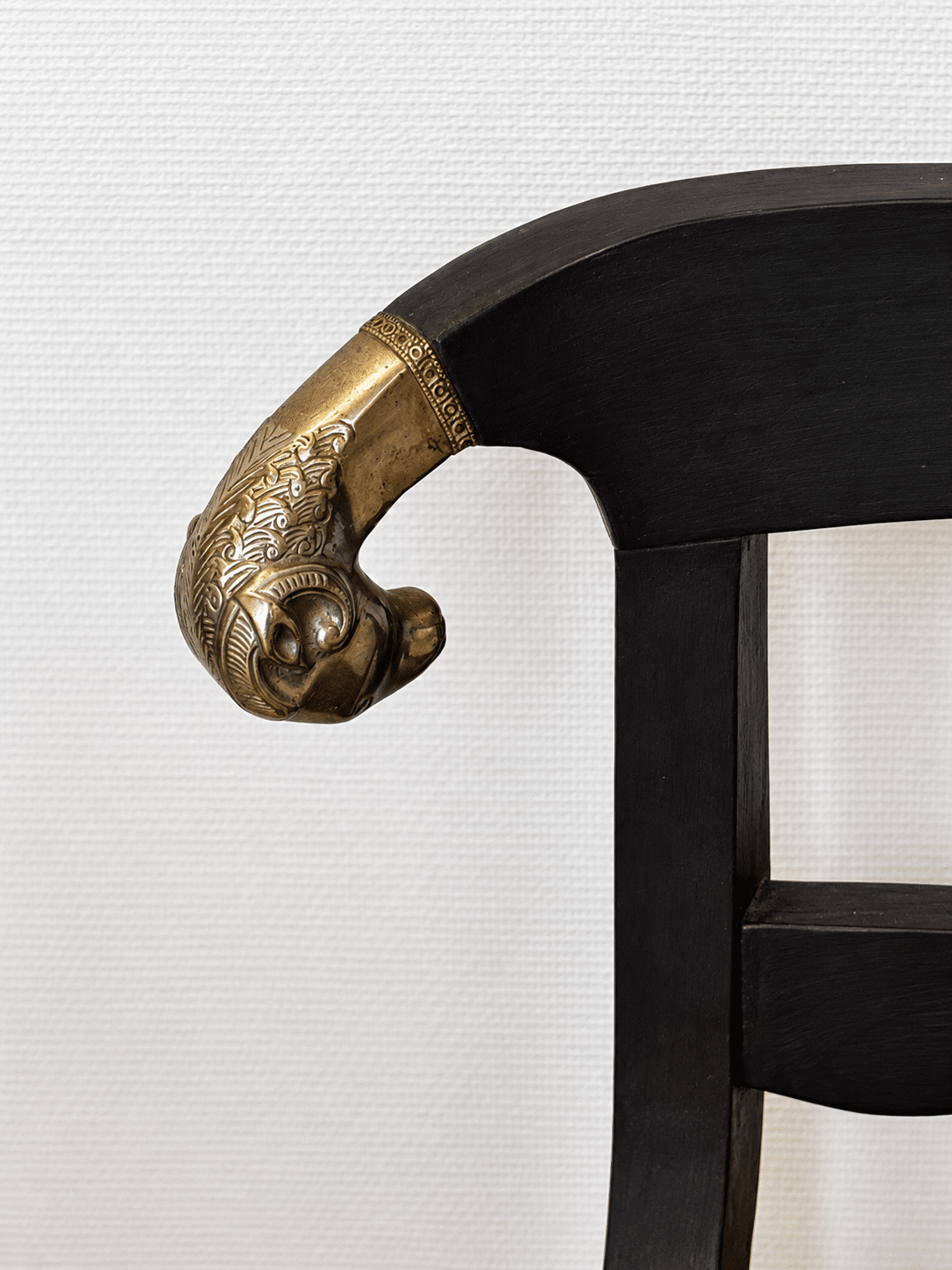 Chaise ancienne en bois noir patiné, tissu africain et têtes de bélier – Image 8