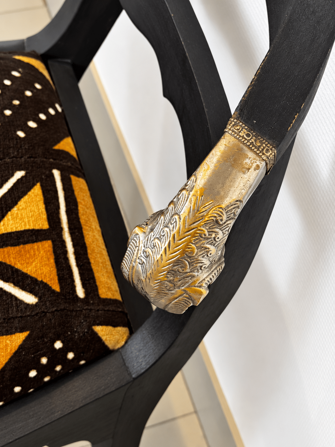 Chaise ancienne en bois noir patiné, tissu africain et têtes de bélier – Image 9