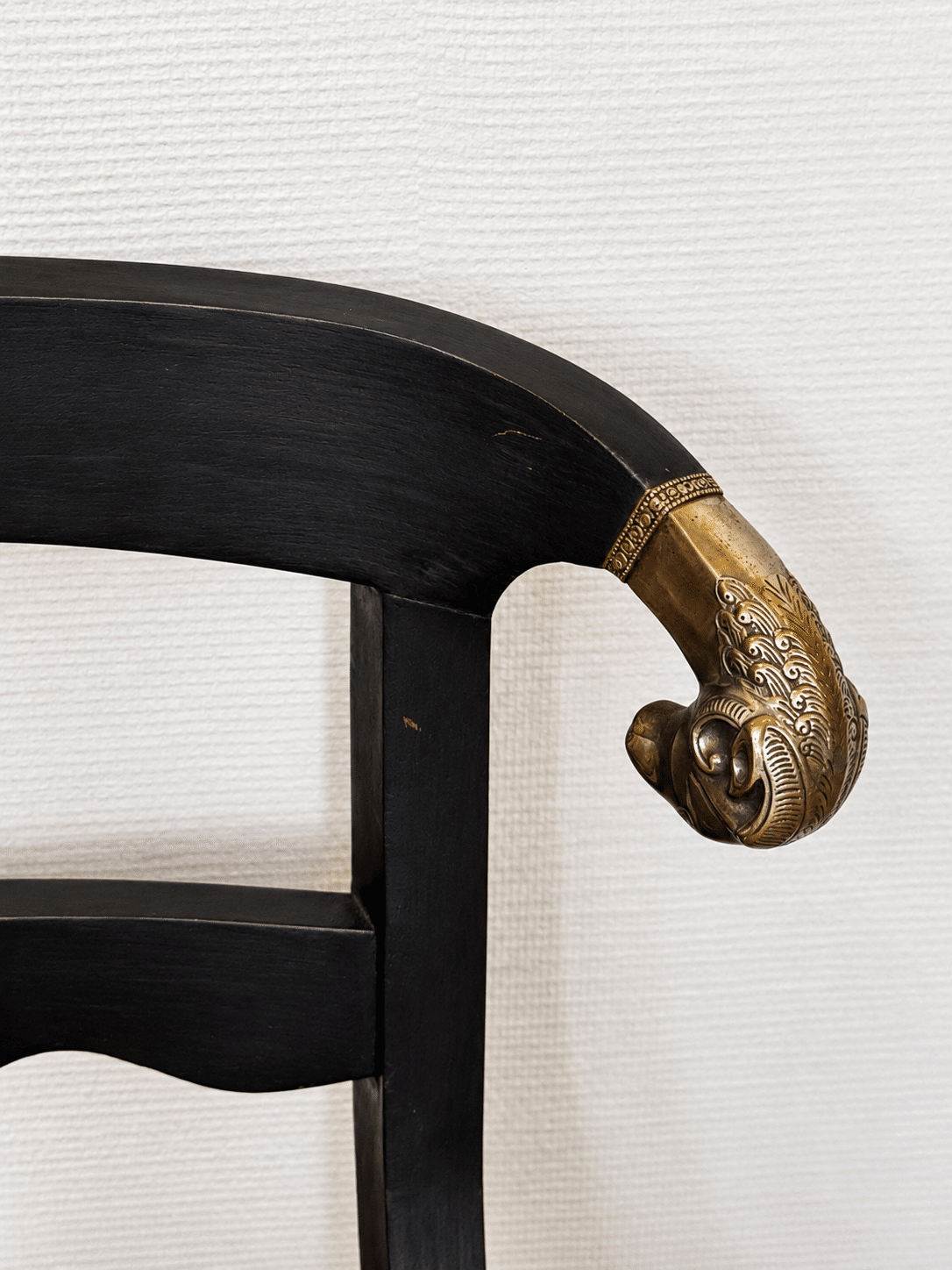 Chaise ancienne en bois noir patiné, tissu africain et têtes de bélier – Image 10