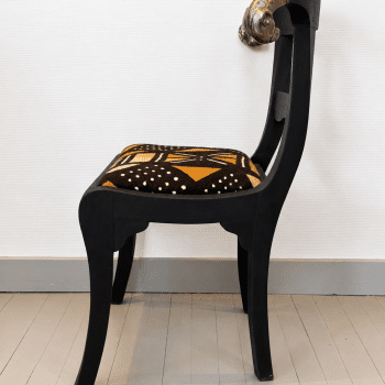 Chaise ancienne en bois noir patiné, tissu africain et têtes de bélier