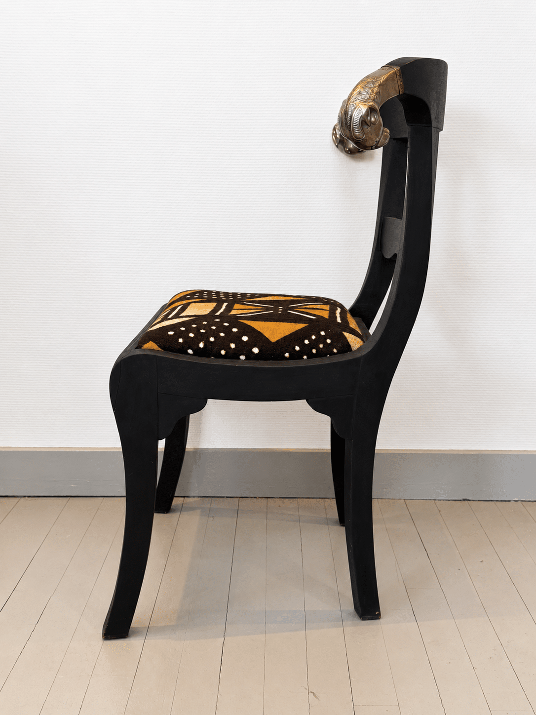 Chaise ancienne en bois noir patiné, tissu africain et têtes de bélier – Image 2