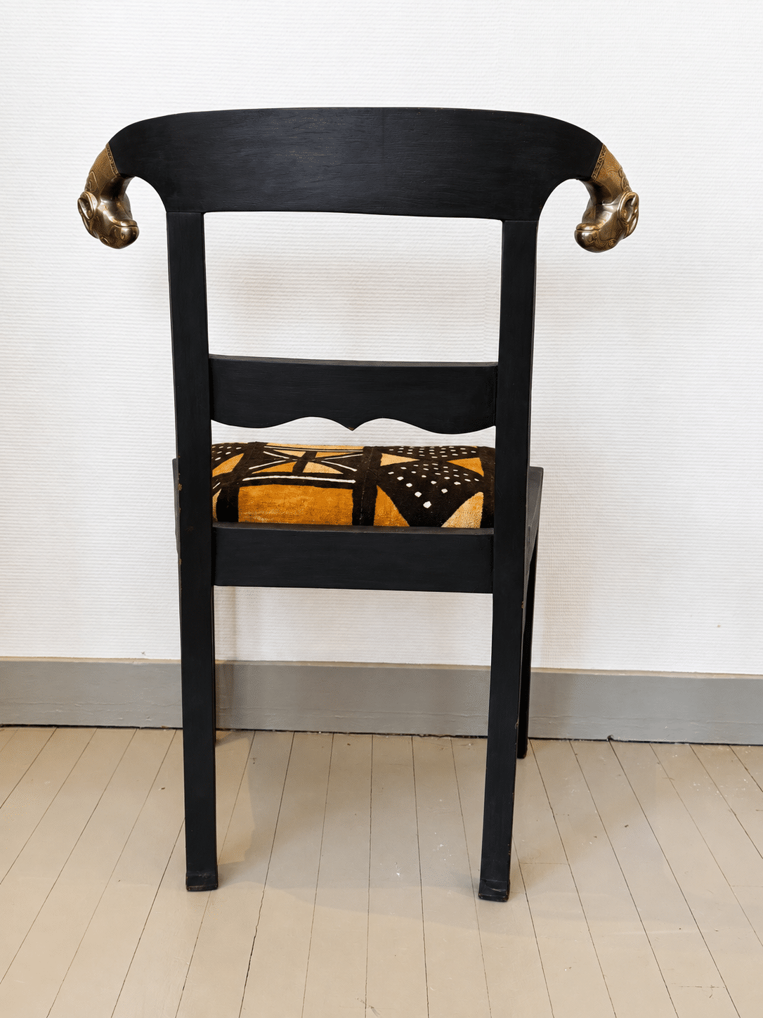 Chaise ancienne en bois noir patiné, tissu africain et têtes de bélier – Image 4
