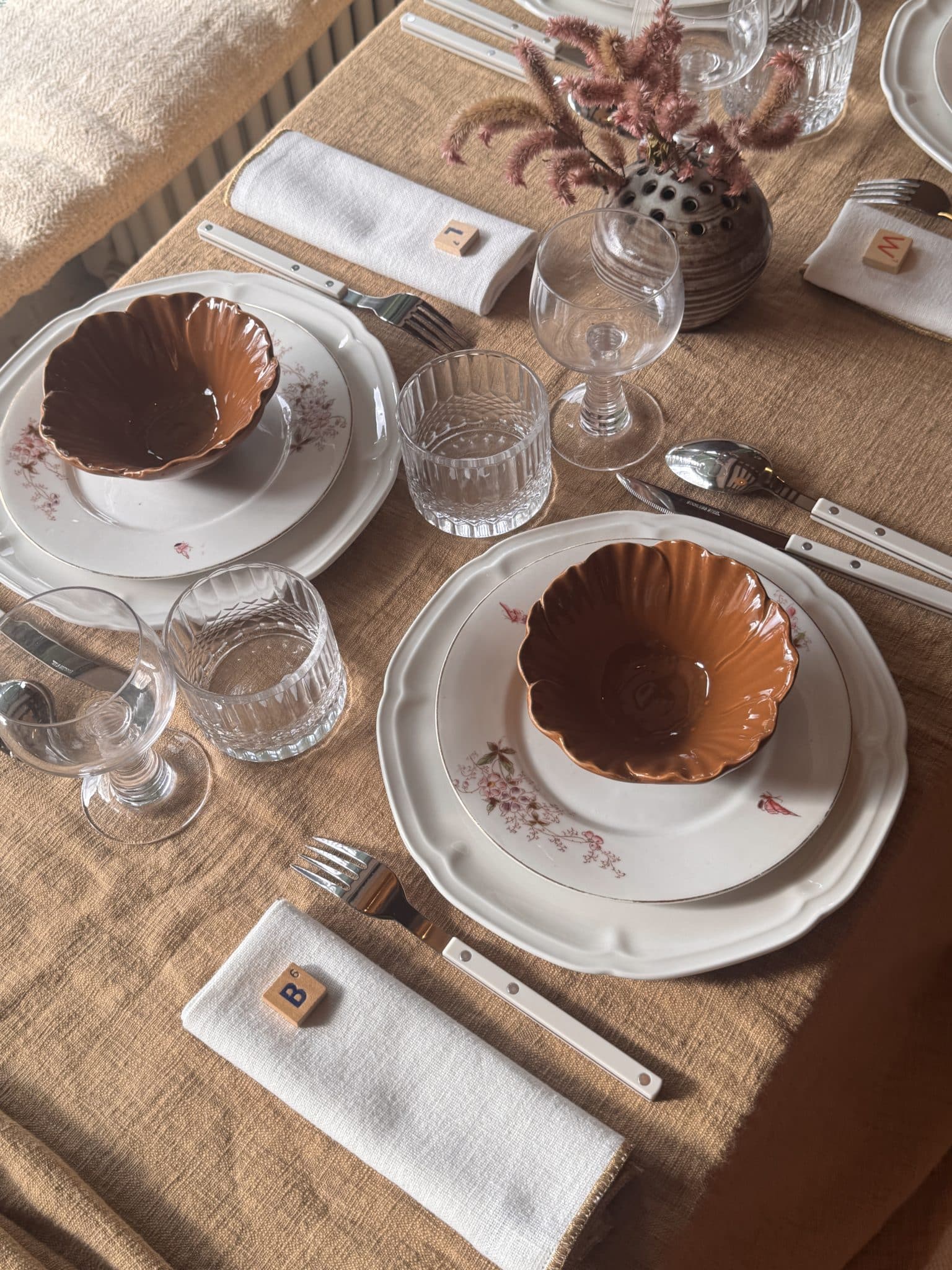 Coupelle Fleur en faïence marron – Image 3