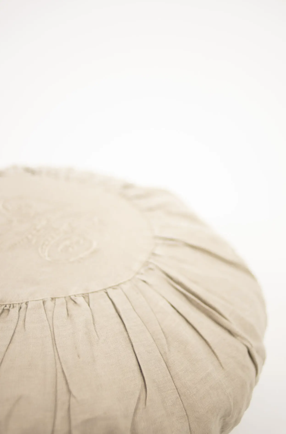 Coussin rond en lin brodé - esprit linge ancien – Image 9