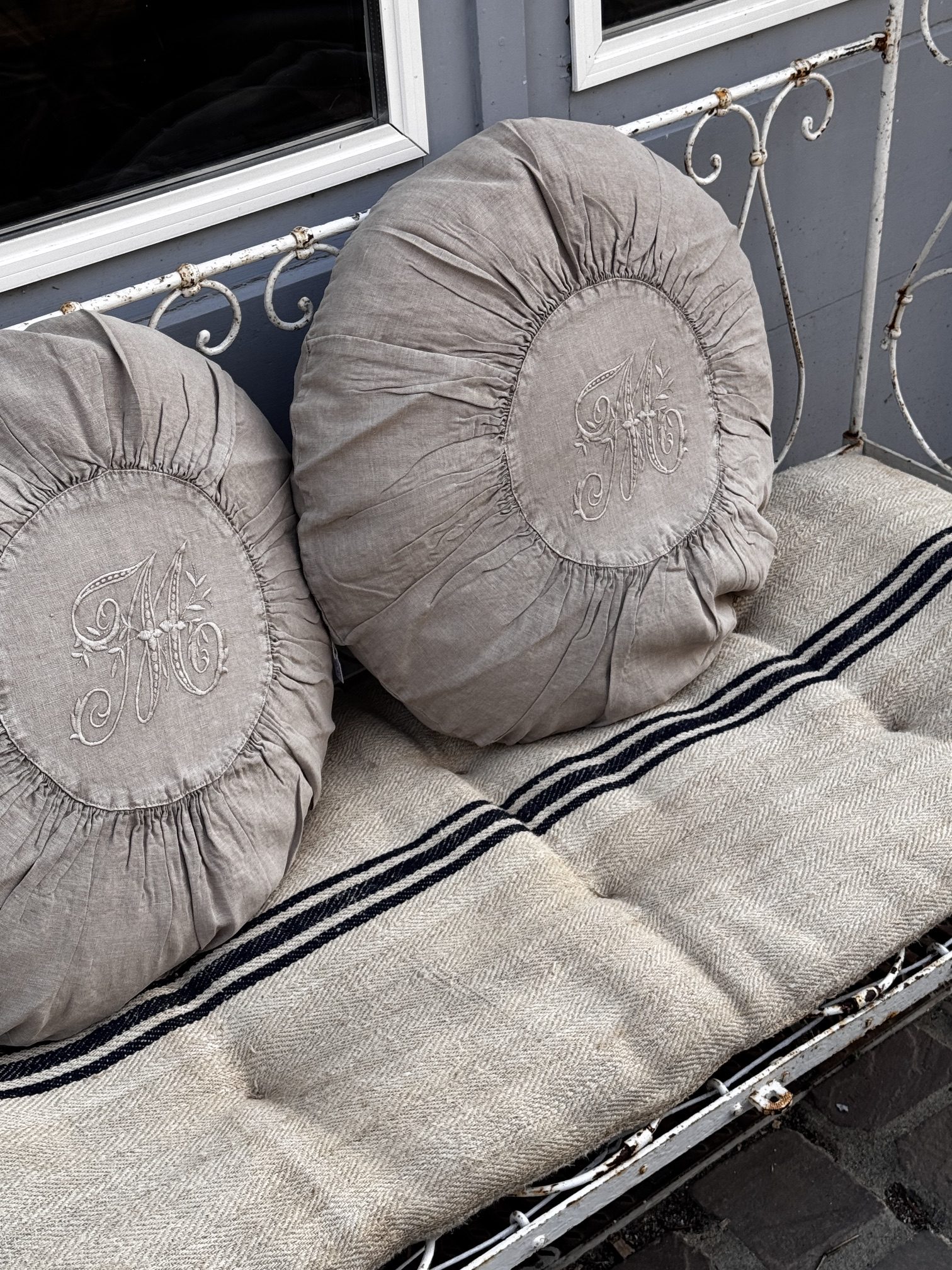 Coussin rond en lin brodé - esprit linge ancien – Image 5