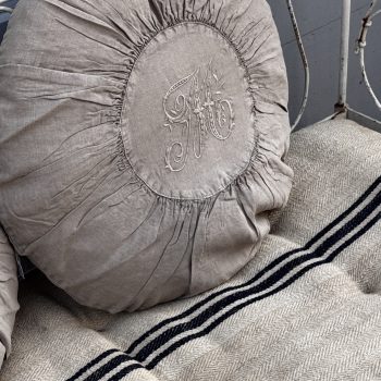 Coussin rond en lin brodé – esprit linge ancien