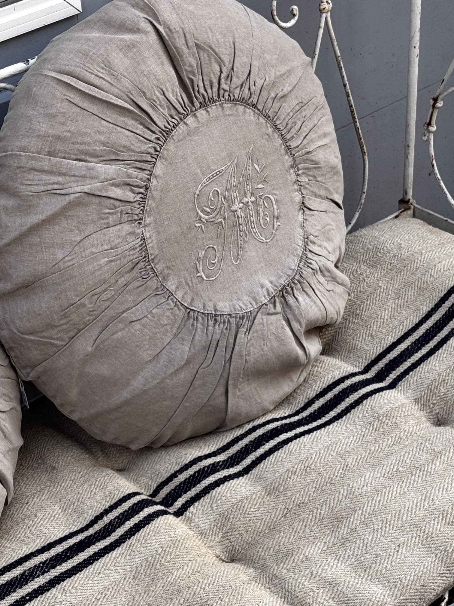 Coussin rond en lin brodé - esprit linge ancien